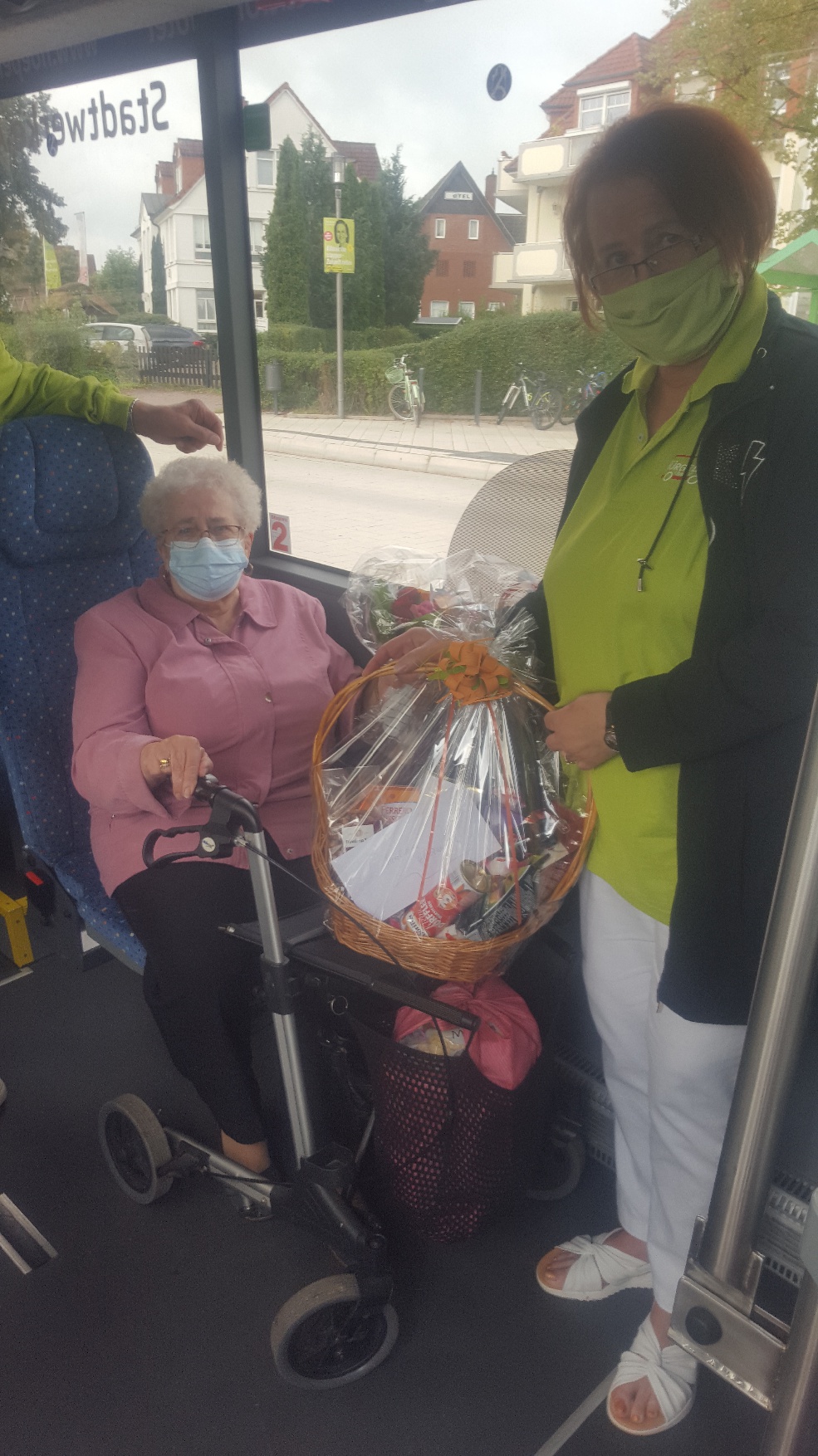 Irene Windhorst übergibt Frau Annegret Hoffmann unseren Präsentkorb.